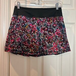 Lululemon mid-rise play offthe pleats skort floral electric size 4. 012026-0037